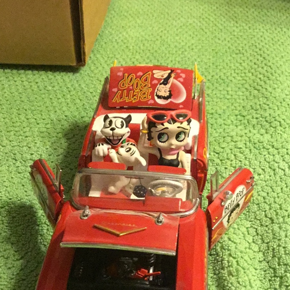 Vintage Betty Boop Red and White Convertible Toy Car - Picture 4 of 14